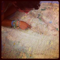 Gebogen over de kaart